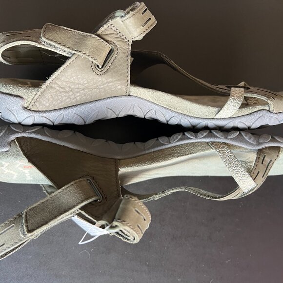 Brand New Merrell Sandals size 8 Dusty Olive - Picture 3 of 5